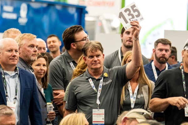Person betting on items at EREF Auction